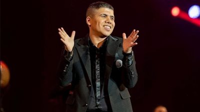 عمر كمال يقطع حفله ويهنئ الزمالك بالفوز على بيراميدز ويغني لشيكابالا | فيديو