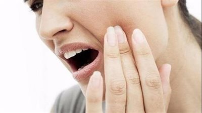 يسبب الألم في جانب واحد من الوجه، كل ما تحتاج معرفته عن ألم العصب الثلاثي التوائم