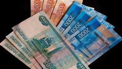 الروبل الروسي ينخفض أمام الدولار لأقل مستوى منذ أكثر من 3 أسابيع