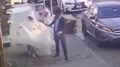 يا فرحة ما تمت.. مياه مجاري تسقط على عروس أثناء زفافها | فيديو