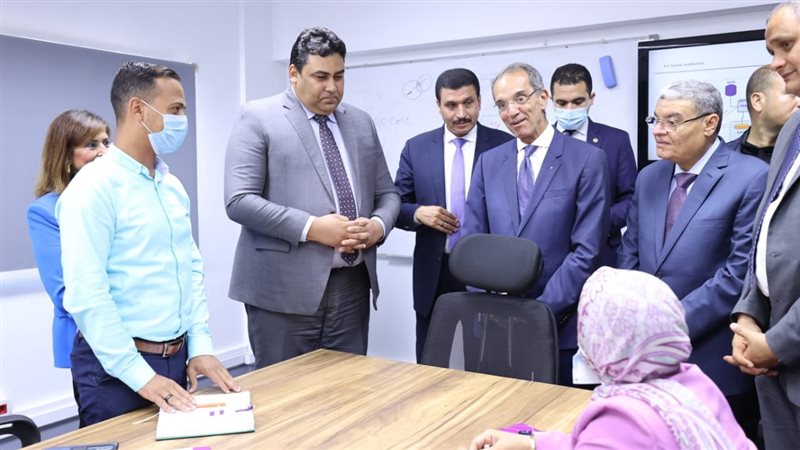 وزير الاتصالات خلال