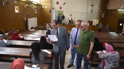 ٨٧٧ طالبا بجامعة سوهاج يؤدون امتحانات برامج التعليم المدمج 