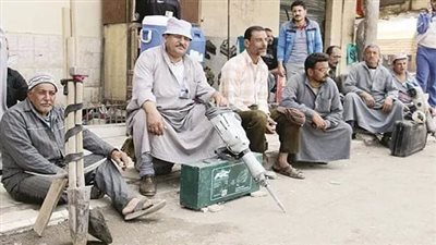 الظروف صعبة.. رحلة عم محمود من قريته إلي الزقازيق لحمل 