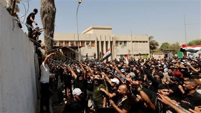 الصدر يدعو المتظاهرين إلى إخلاء مقر البرلمان العراقي