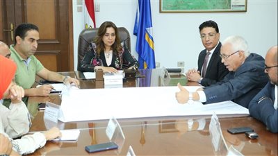 محافظ دمياط تبحث تطوير مدخل مدينة رأس البر وإعادة تخطيطه مروريًا