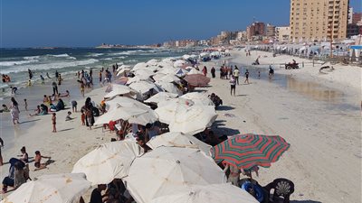 الآلاف على شواطيء العجمي.. وإجراءات مشددة لتفادي حوادث الغرق