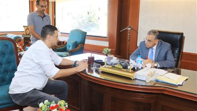 محافظ سوهاج والسكرتير المساعد يلتقيان 132 مواطنا لبحث مطالبهم وحل شكواهم