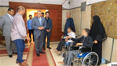 محافظ سوهاج يسلم 12 كرسيا متحركا للأشخاص ذوي الإعاقة