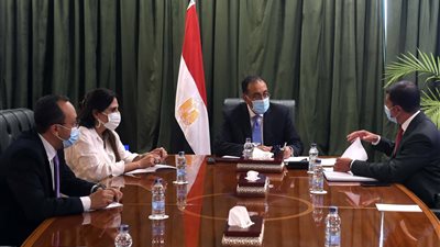 مدبولي يلتقي الرئيس التنفيذي لهيئة الاستثمار لمتابعة عدد من المشروعات