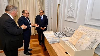 السيسي يطلع على عينات المنسوجات القطنية الفاخرة المنتجة حديثًا من القطن المصري العالمي | صور