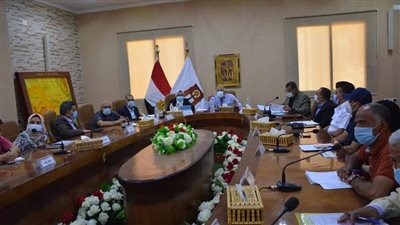 محافظ الوادي الجديد يعقد اجتماعًا لمتابعة بوابة المحافظة الجغرافية