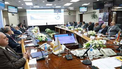 خبراء صناعة النسيج يطالبون الحكومة بزيادة استثماراتها في صناعة البتروكيماويات