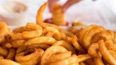 طريقة عمل البطاطس الحلزونية المحمرة | فيديو