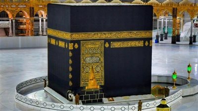 بشرى سارة للمعتمرين.. رفع الحواجز الوقائية حول الكعبة المشرفة