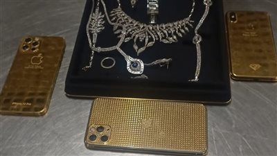 ضبط مشغولات ذهبية و3 هواتف بغلاف من ذهب بحوزة راكبة بمطار القاهرة