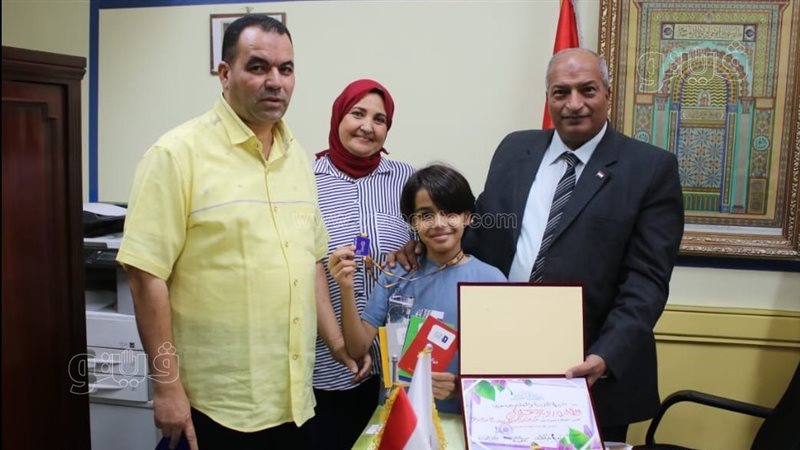 الطالب الفائز مع