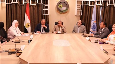 رئيس جامعة الأزهر يستعرض جهود تمكين المرأة بالكليات