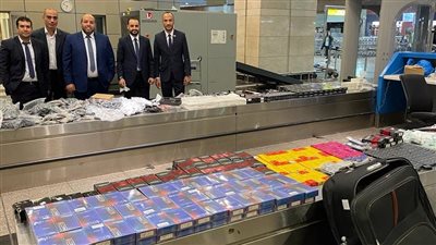 ضبط محاولة تهريب مستحضرات وأدوات التجميل بمطار القاهرة