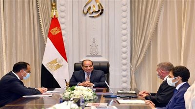 تطوير قطاع الأعمال.. السيسي يكلف بمواصلة خطة الدولة المصرية للنهوض بصناعة الغزل والنسيج بهدف استعادة القطن المصري سابق عهده ودعم الاقتصاد الوطني