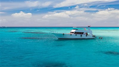 بعد استغاثتهم.. إنقاذ أسرة مصرية على يخت سياحي بالبحر الأحمر