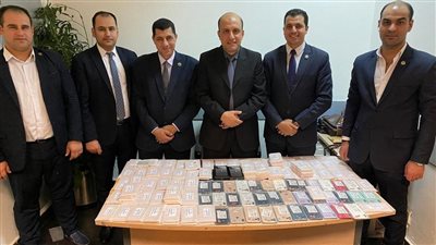 أغرب 3 حيل للتهريب بمطار القاهرة.. إحباط تهريب كيك مخلوطة بمخدر الماريجوانا.. وضبط موظف حاول الفرار بحقيبة هواتف محمولة