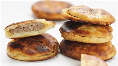 اعملي الغداء في دقائق.. طريقة عمل الميني حواوشي | فيديو 