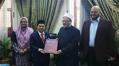 المفتي يبحث سبل تعزيز التعاون الإفتائي مع سفير ماليزيا بالقاهرة 