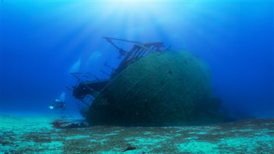 اكتشاف كنز حطام سفينة أسطورية مخبأة تحت أسماك القرش لمدة 350 عاما