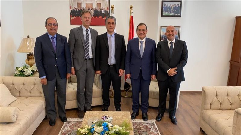 وزير البترول عقب