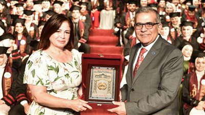 إلهام شاهين تشيد بدور قاهرة المستحيل سعاد كفافي أثناء تكريمها بحفل تخرج كلية 