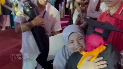 بأسطوانة أكسجين.. أم مريضة تحضر حفل تخرج نجلتها بالمنوفية | فيديو