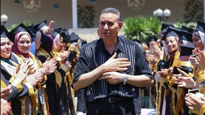 تورتة وممر شرفي.. طلاب آداب المنوفية يكرمون أستاذا جامعيا | صور 