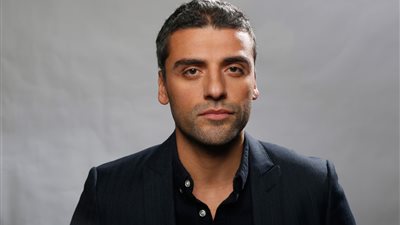 أوسكار آيزك يمازح معجبة مصرية أثناء زيارته للقاهرة