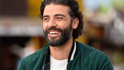 حفل زار ورحلة نيلية وزيارة للأهرامات.. 3 فيديوهات ترصد تواجد أوسكار آيزك في مصر