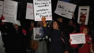 بالصور.. متظاهرات يحتفلن على طريقتهن بعيد الحب