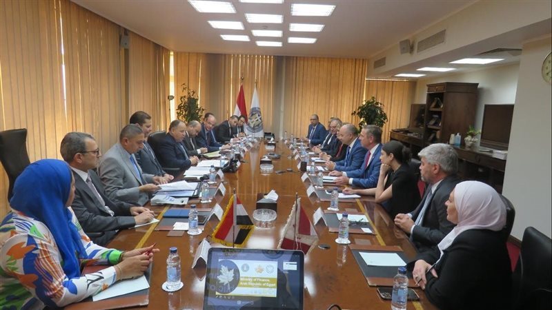 وزير المالية مع الوفد