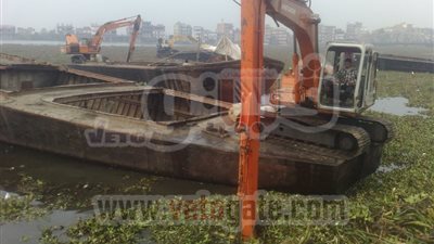 بالصور.. إزالة كميات كبيرة من ورد النيل بالبحيرة