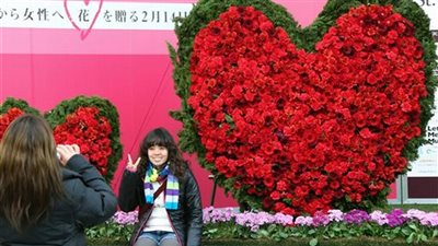 بالصور.. أكبر كارت عيد حب فى الهند بلاد العجائب