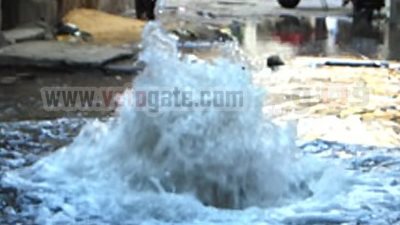 انفجار ماسورة مياه يغرق منازل 