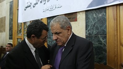 بالفيديو والصور.. محلب يؤدي واجب العزاء في وفاة عزازي