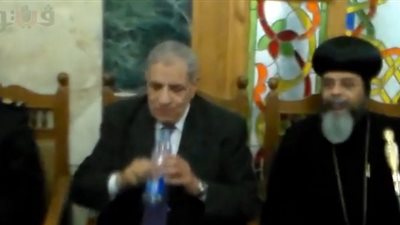 بالفيديو.. «محلب» يشرب «مياه معدنية» في عزاء «عزازي»