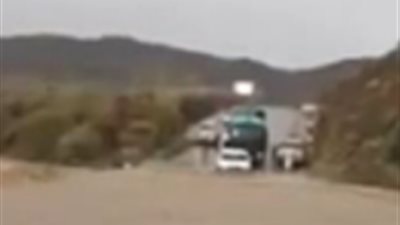 بالفيديو..سيارة «تويوتا» تتحدى السيول