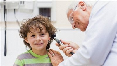 أخصائي طب الأطفال: لا علاقة بين ثقب الأذن وفقدان السمع