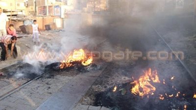 بالصور.. مجهولون يشعلون النيران بالسكك الحديدية بطوخ وتعطل حركة القطارات