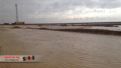 بالصور.. استمرار إغلاق طريق غارب الغردقة بسبب السيول