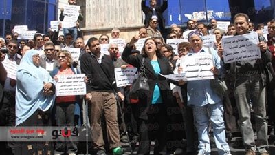 تظاهرة للعمال المفصولين من المصانع أمام 