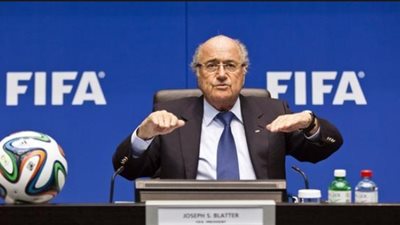 «بلاتر» بعد اعتذار لويس سواريز: «هذا هو اللعب النظيف»