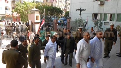 وصول المتهمين في اقتحام مبنى محافظة سوهاج إلى المحكمة