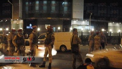 أصحاب المحال التجارية يوزعون السحور على الجيش والشرطة في العباسية