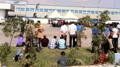 عمال «سامسونج» يواصلون إضرابهم بمصنع بني سويف لليوم الثاني